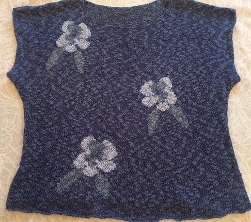 На один из предыдущих постов о пряже прилетело "фи" на тему - не фиг на каком-то диване, надо на модели или манекене.... Ну, извиняйте. Я не модель, так что на тушке нет и не будет, на манекен не заработала, ну а насчет дивана  - это не диван и не кровать, если что. Да и какая разница, что это? Мы говорим о пряже, а тех, у кого другие цели и задачи, просим шествовать мимо.