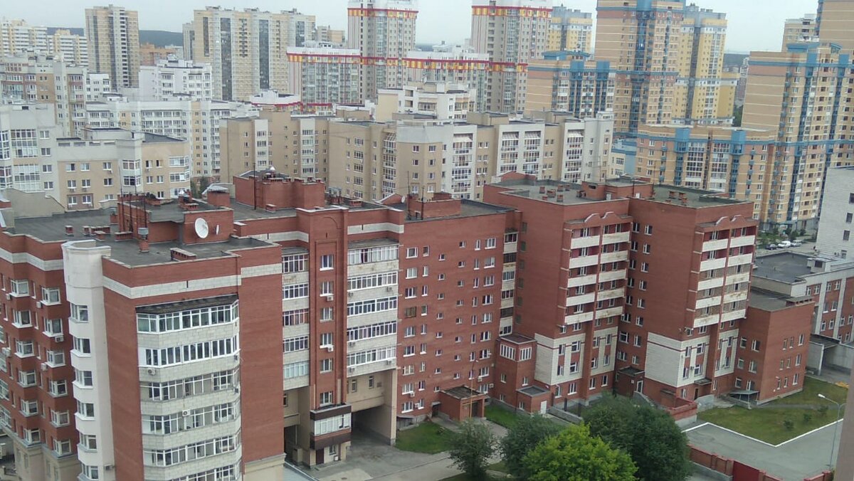 Обычный гражданин увидит здесь только вид на жилой район... а опытный глаз - несколько неликвидных квартир. Угадайте каких? .... Фото автора статьи