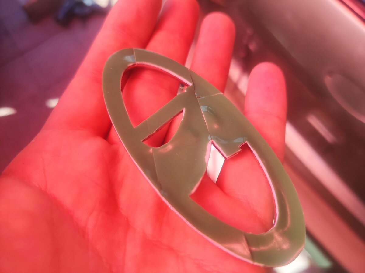 Наклеил и подрезал двухсторонний скотч 