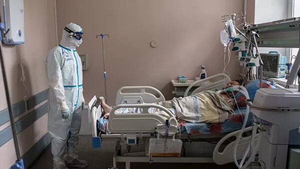  Официальный представитель МИД России Мария Захарова рассказала РИА Новости о подробностях организации "африканского турне" — вывоза граждан России на родину сразу из нескольких стран Африки.С 16 по 20 июля проходит "африканское турне" — сложнейший по логистике вывозной рейс, который позволит вернуться на родину десяткам российских граждан из самых отдаленных уголков Африки. Маршрут охватил семь стран: 16-17 июля — Танзания, Либерия, Гана, Камерун; 18 июля — Уганда, Кения и снова Танзания; 19-20 июля — Иордания и затем Москва. Комментируя агентству детали "турне", Захарова рассказала, что сейчас завершилась первая его часть, "когда из пяти стран собрали людей, которых сейчас привезли в Танзанию". "Завтра (начинается. — Прим. ред.) вторая часть операции, когда вместе с присоединившимся в Танзании российским гражданами, они отправятся транзитом через Иорданию в Москву", —отметила она.По словам официального представителя МИД России, "это, действительно, наверное, самый сложный рейс".Захарова подчеркнула, что "аэропорты в некоторых странах открывались только под российский борт, они в принципе не работают".По ее словам, у российских граждан в этих странах не было возможности присоединиться к вывозным рейсам других государств, чтобы транзитом через них оказаться на родине. "То есть они просто (были. — Прим. ред.) заблокированы", — отметила она.Представитель МИД рассказала, что сложность также заключалась и в "климатических условиях — жара, эпидемиологическая обстановка и просто погодные условия". Отвечая на вопрос о том, кто возвращается в Россию, она указала, что это "люди с разными судьбами: это и люди, которые там работали, это и члены семей — у всех были свои обстоятельства". "Это долгожданная история, которую мы сейчас проводим", — добавила она.Захарова также обратила внимание на то, что "количество людей, за которыми полетели, меньше, чем количество людей, которые готовили этот полет". "Там порядка более 100 человек, а готовили этот рейс <...> — одного экипажа только человек 40", — указала она.Официальный представитель МИД России подытожила, что это "тот самый случай, когда один за всех и все за одного".Россия на фоне пандемии коронавируса с 27 марта прекратила регулярное и чартерное авиасообщение с другими странами. Исключение составляют вывозные рейсы, а также грузовые, почтовые, санитарные и гуманитарные рейсы, перегоны пустых самолетов для техобслуживания, транзитные полеты с посадкой для дозаправки или смены экипажа на территории России и полеты, осуществляемые по отдельным решениям правительства России. 