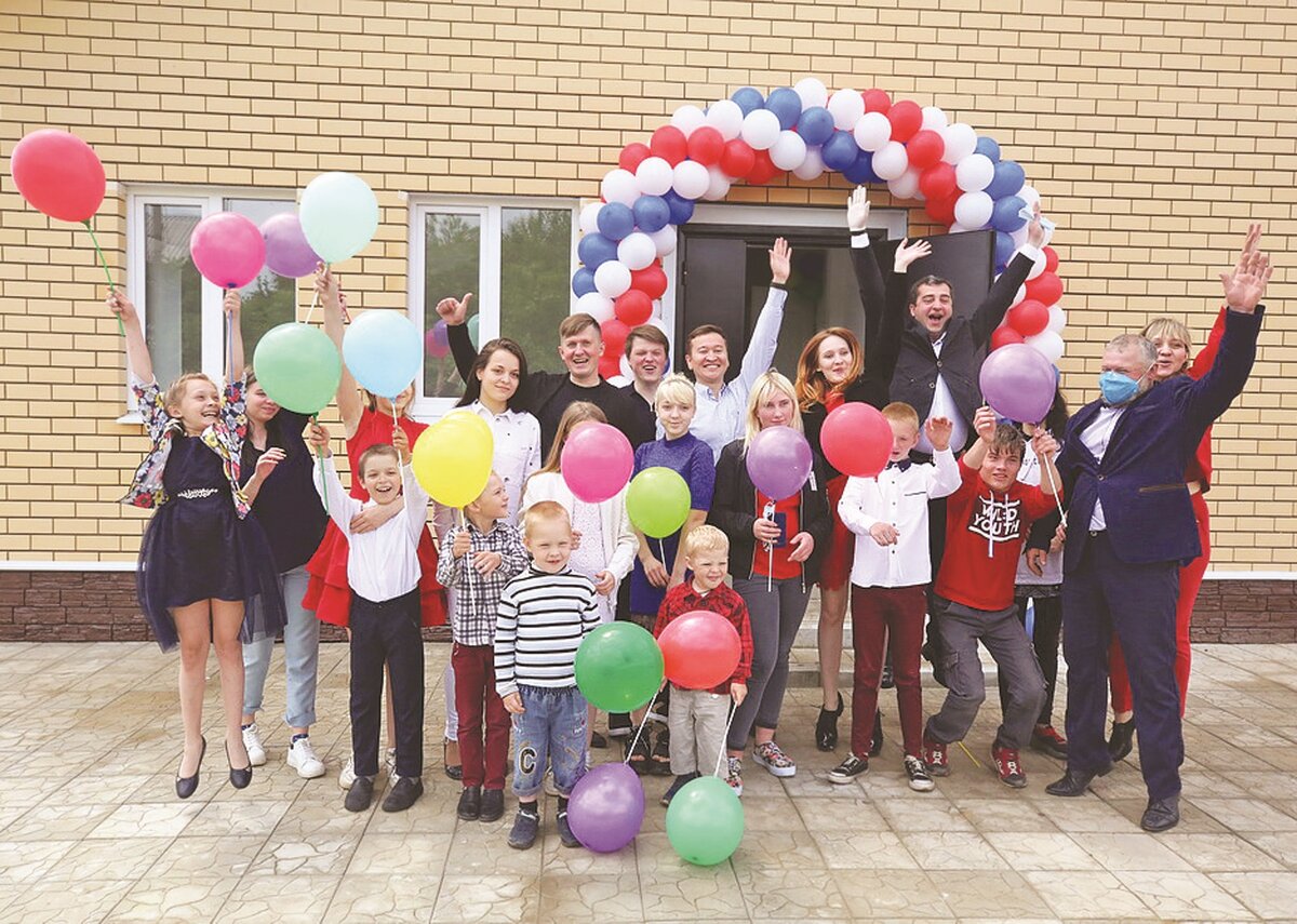 
Все началось с маленьких домиков. Обещанного три года ждут, гласит народная мудрость. Но не в этот раз. Здесь все случилось как по мановению волшебной палочки – за три месяца построили большое просторное здание, в котором будет столярная мастерская многодетной семьи Ефановых, чья история, как у Уолта Диснея или Стива Джобса, тоже началась в гараже, маленьком гараже размером 5х6. Сегодня, закрывая его ворота, Сергей Ефанов, глава большого семейства, немного наморщил лоб и провел рукой по щеке, смахивая набежавшую слезу.
– Когда начинали, мы и не думали, что это выльется во все это, – сказал он перед торжественным открытием новой мастерской.
Сначала Сергей Александрович занимался со своими детьми. В семье их двадцать, своих и приемных. Потом стали приходить соседские ребятишки и даже из соседних сел приезжать. Не отказывали никому. Так зародился проект «Маленькие домики от большой семьи». Проект стремительно набирал обороты.
– Когда наш гараж перестал вмещать всех желающих, мы поняли, насколько это важно и нужно научить мальчишек и девчонок что-то делать своими руками, – сказал Сергей Александрович.
Учит он их тому, что лучше всего умеет сам – столярничать. Способность к этому ремеслу, по его признанию, ему передались от отца, а отцу от деда, золотые руки которого славились далеко за пределами села. Так, кстати, и семейный проект стал известен на всю страну. Старшая дочь Софья приняла с ним участие во Всероссийском конкурсе добровольцев и в номинации «Помощь детям» победила в конкурсе социальных проектов «Мой проект – моей стране!». Награждение проходило в городе Сочи, где на встрече с главой государства она рассказала о семейном проекте.
Это было в конце прошлого года. В начале 2020-го Владимир Путин побывал с рабочим визитом в Липецкой области, где встретился с активом региона. Софья была на этой встрече и попросила поддержать проект. Она рассказала, что ее семье хотелось бы иметь помещение под мастерскую, чтобы как можно больше детей могли учиться столярному делу.
– Наш проект направлен на то, чтобы научить детей общаться, трудиться, работать своими руками, а не просто сидеть и ничего не делать, возможно, кто-то сможет и заработать, – сказала она.