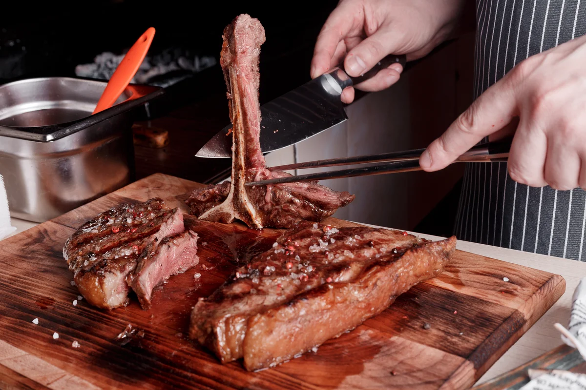 Стейк — толстый кусок обжаренного мяса. 