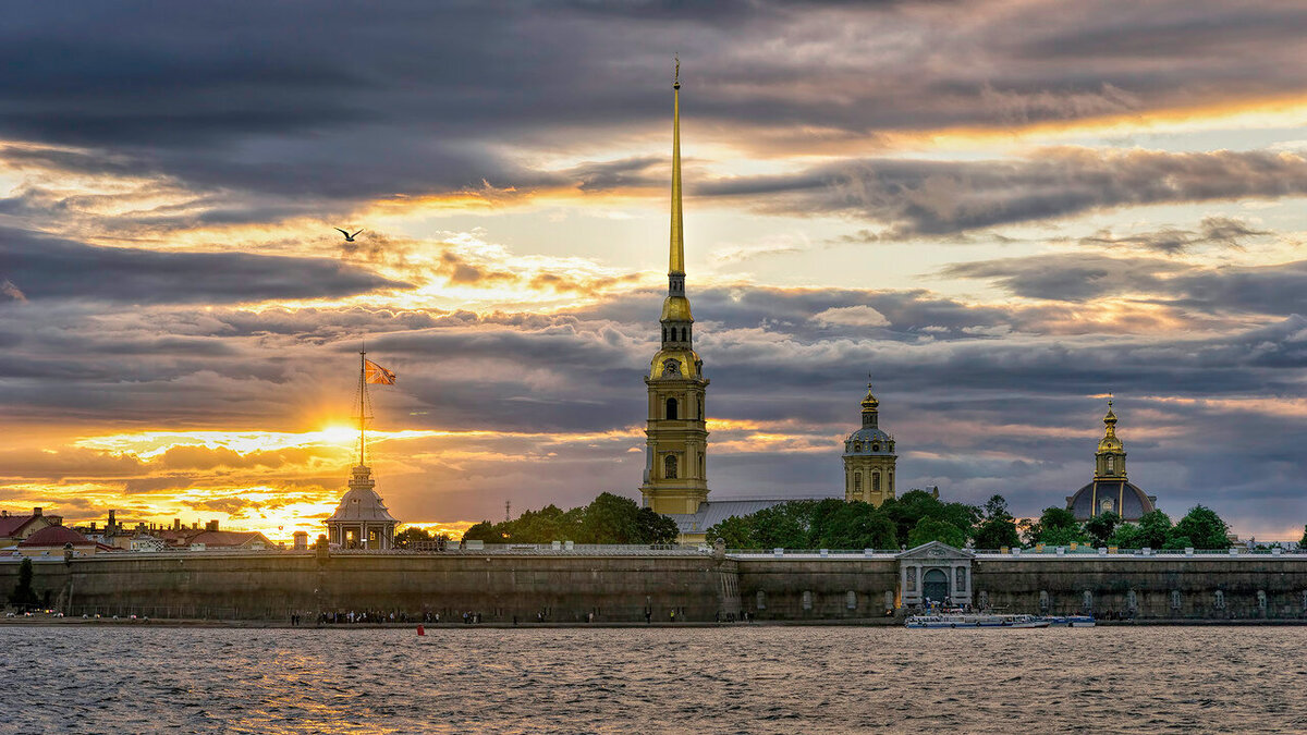 Петропавловская крепость в Санкт Петербурге с Невы