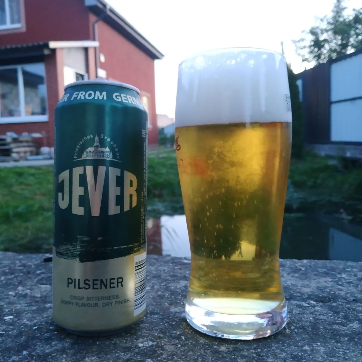 Обзор пива Jever Pilsener от пивоварни Friesisches Brauhaus zu Jever (Йевер, Нижняя Саксония)