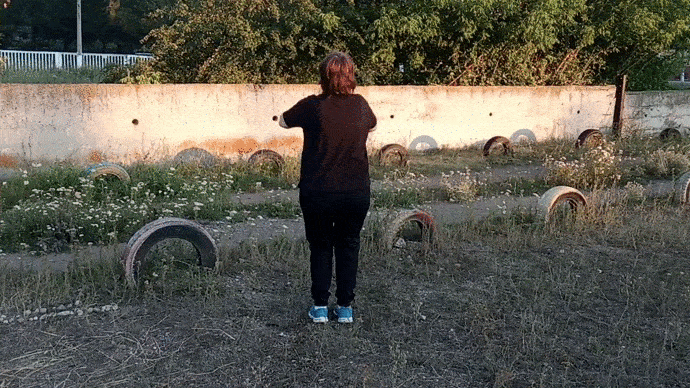 Мы ходим  на площадку  делать зарядку, конечно площадка такая себе, но не обращайте внимание на фон.