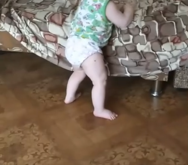 ООО, как это мило! Эти крошечные ножки робко и неловко топают по полу. Эти маленькие неуверенные шажочки, в зад и вперед. Она шатается, немного спотыкается, но все равно держится и идет.