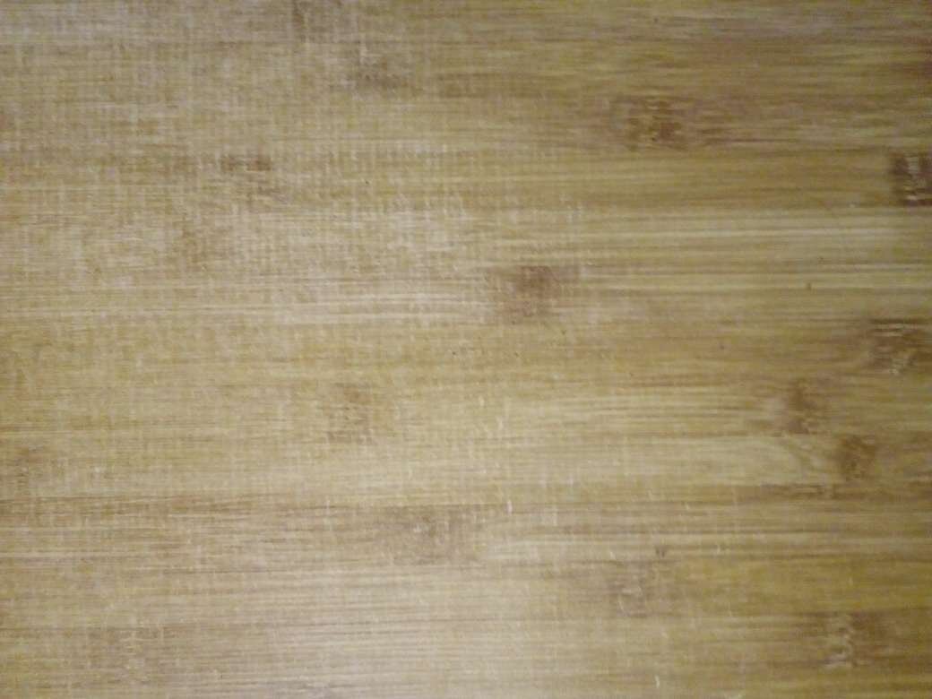 Ламинат в гостиной. Он моложе от того, что в спальне, на 4 года