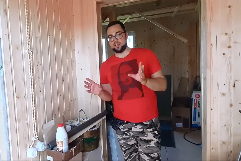 На фото архитектор Руслан Кирничанский, который находился на постоянной связи со специалистом "Технониколь".