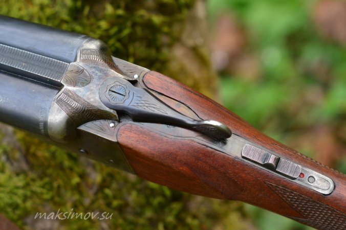 верхней части колодки ружья

На весну 2020 года цены на Иж-26Е 1969-1970-х гг. в хорошем состоянии легко достигают 40 тысяч рублей. А Иж-27 1975 года выпуска в хорошем состоянии можно найти за 5-8 тысяч рублей. Логику в таком ценообразовании искать нет смысла, ответ будет один - мода. Она рождает спрос и диктует цену на вторичном рынке. 

Старые советские «горизонталки» давно обросли легендами. Их ностальгически любят охотники старшего поколения. Глядя на старших и читая оружейные форумы, эти ружья стала уважать и молодёжь. Признаться, я сам с куда большим трепетом отношусь к ружьям Иж-54/26/58 и более ранним моделям.