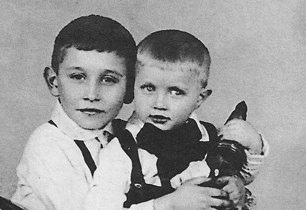 Михаил Светин с младшим братом 