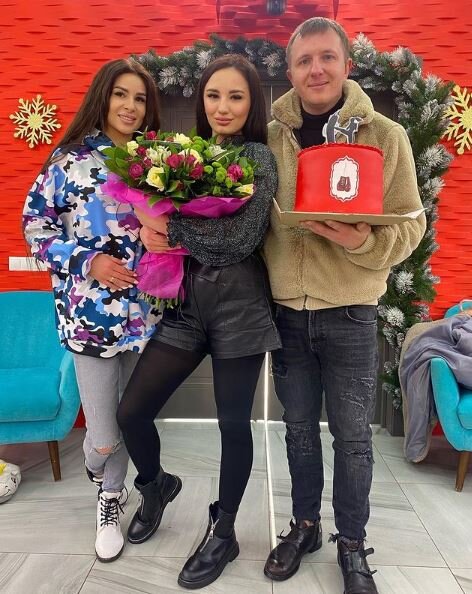 Настя Балтер и семья Яббаровых  (фото из Instagram)