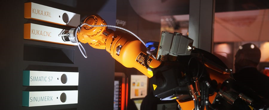 Системное программное обеспечение KUKA.CNC устанавливает прямую связь между ЧПУ и роботом