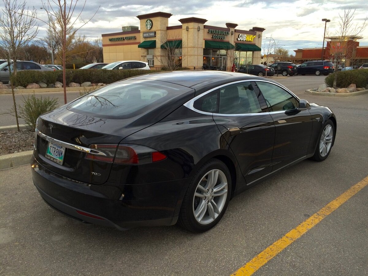 1.Вам придется регулярно менять только 6 частей автомобиля Tesla: четыре колеса и две щетки стеклоочистителя.                                                                                                                               2.В настоящее время у Tesla есть около 212 шоурумов в мире, что намного меньше 4000 дилерских центров Ford.
3. Гигафабрика способна производить 500 000 электромобилей в год.
4. Их Гигафабрика (Gigafactory) будет вторым по величине зданием в мире, где будут работать 6500 людей, и перерабатываться целые поезда для того, чтобы производить литиево-ионные батареи.
                                                                                                                                                                                              5. У автомобиля Tesla есть «безумный» режим, который позволяет ему разгоняться с 0 до 100 км в час за 3 секунды.
6. По всему миру есть 1 191 станций Tesla и 9 184 станций зарядки автомобилей, при этом их количество растет.
7. В 2013 году был выпущен автомобиль Tesla Model S со стеклянной крышей, и Маск намекнул, что в будущих моделях может быть крыша-солнечная батарея.                             8. Помимо частных легковых автомобилей, в будущем Tesla планирует выпустить микроавтобус и полуприцеп.
                                                                                                                                                                                              9. Название Tesla пришло в голову Эрику Эберхарду, когда он был на свидании со своей женой в Диснейленде.
10. Tesla Model S был первым электрическим автомобилем, получившим награду журнала Motor Trend как Автомобиль года.
11. Несмотря на то, что в 2016 году Tesla выпустила 76 230 автомобилей, она приобрела невероятную рыночную стоимость, обогнав компании Hyundai, Nissan, Ford и General Motors.
12. Model X весит чуть меньше 2,7 тонн, что, согласно закону, делает проезд этого автомобиля по Бруклинскому мосту невозможным.



