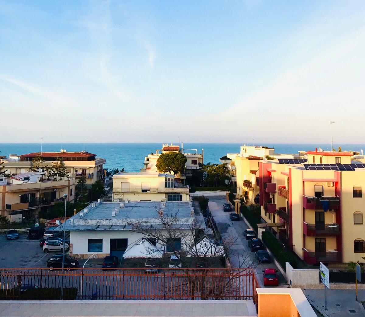 Как я живу в Италии с соседями. Никогда не думала, что буду иметь токсичных соседей. А какие отношения с соседями у вас? Вид с крыши моего дома