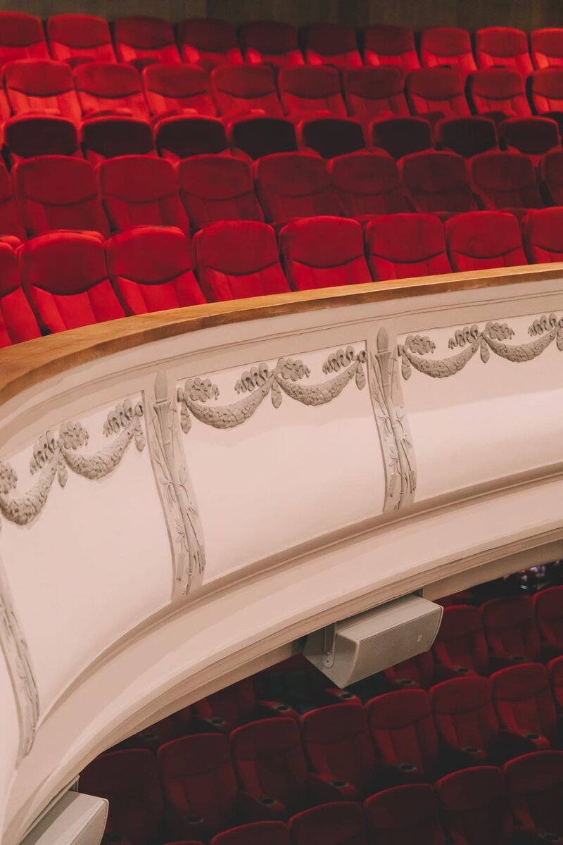 В главном зале отреставрировали дореволюционный лепной декор.