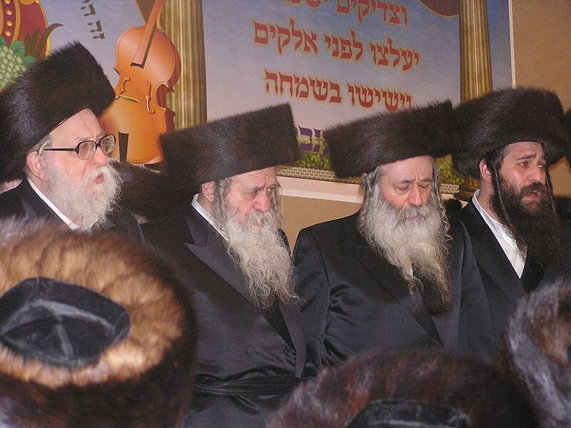 Хасиды в Бней-Браке (сайт: commons.wikimedia.org, автор: предположительно Christophe cagé (основываясь на заявлении об авторском праве), лицензия: https://creativecommons.org/licenses/by-sa/3.0/deed.ru, без изменений)