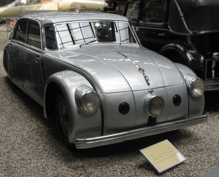 На фото Tatra 77 оснащена указателями поворота (слева и справа от центрального прожектора), их устанавливали исключительно по желанию покупателя в качестве отдельной опции