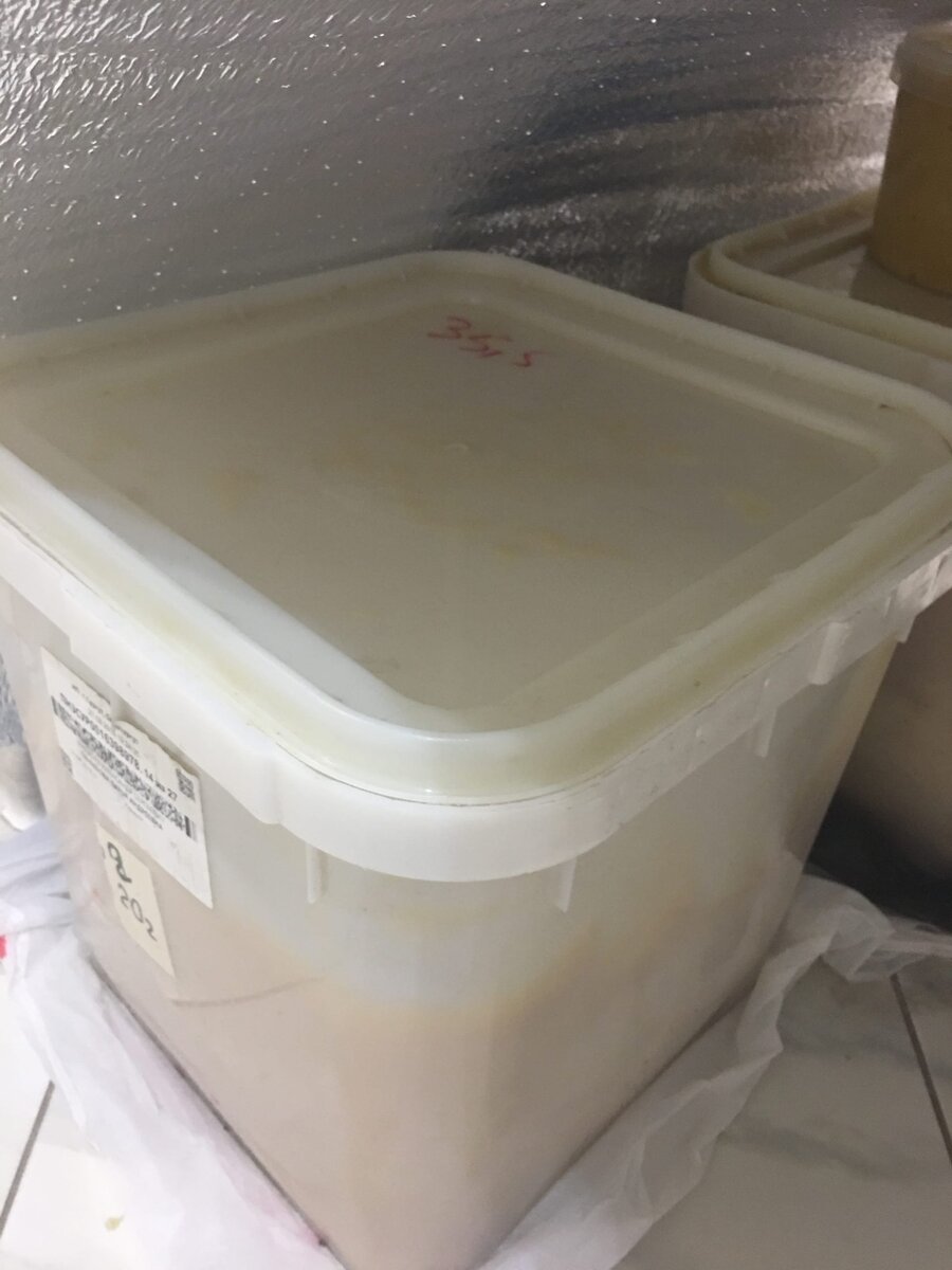 Подложил под кубы пакеты, чтобы мёд не капал