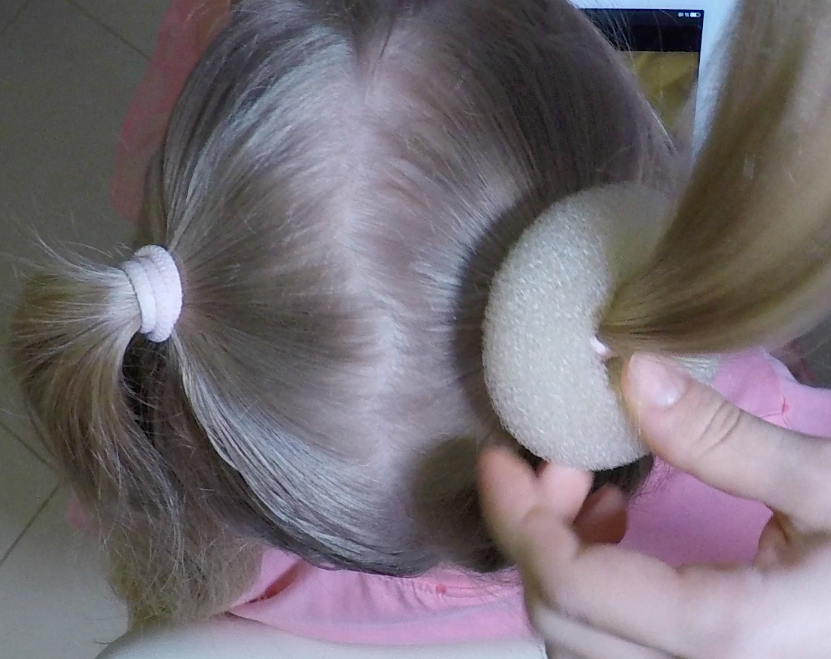 Как сделать шишку из волос при помощи специальной штучки