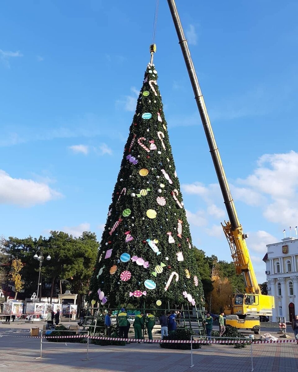 Установка новогодней елки в Геленджике