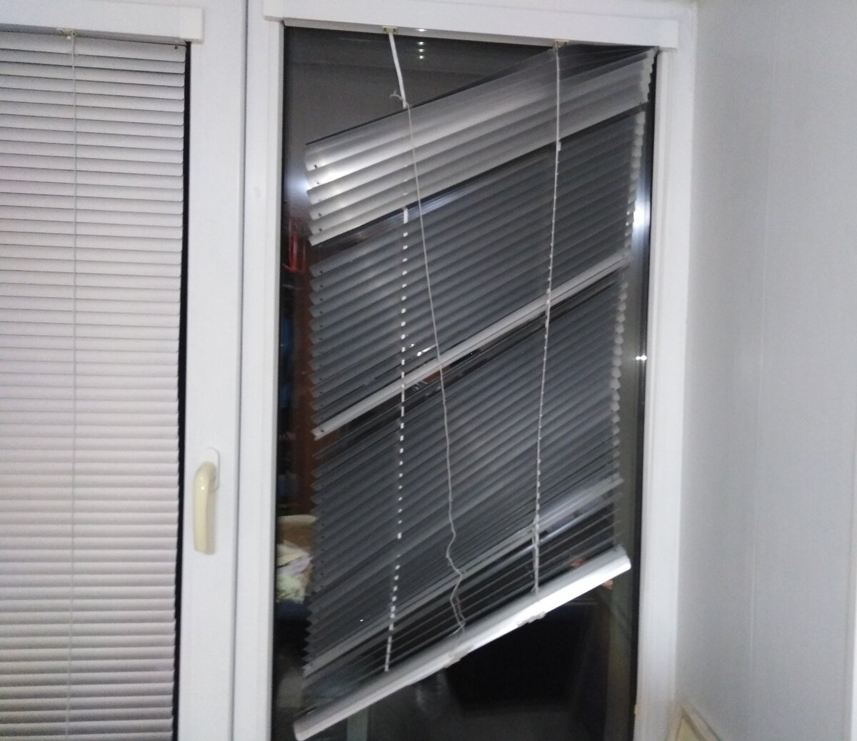 «Лесенка» справа и леска оборвались. Жалюзи держатся на направляющей ленте.