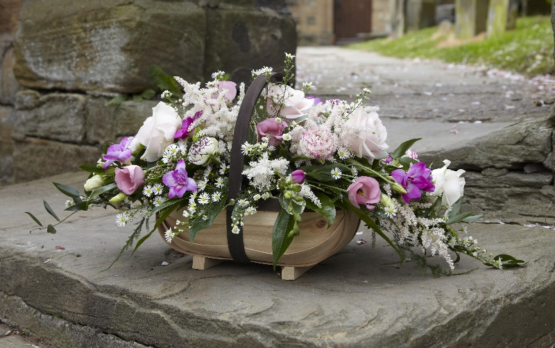 Какие цветы умершим. Белые орхидеи на могиле. Funeral Baskets. Funeral Flower Basket. Flower delivery for Funeral.