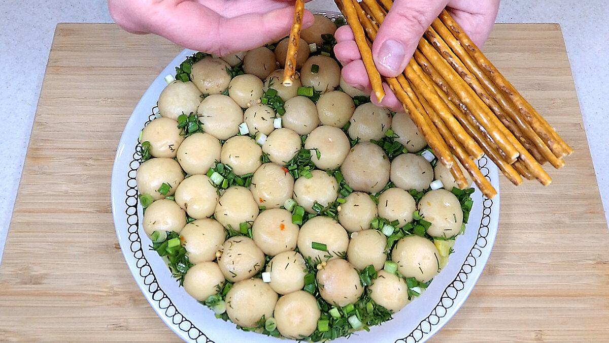 Салат с курицей, грибами и соленым огурцом