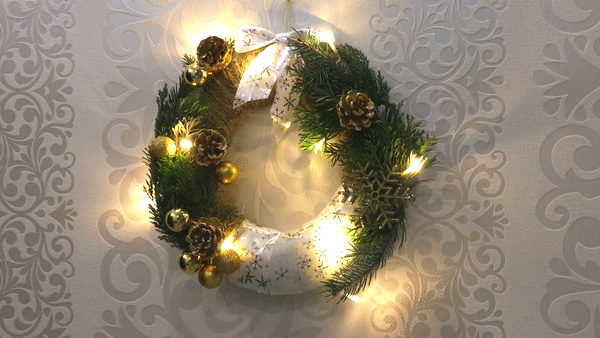 Новогодний венок с гирляндой
