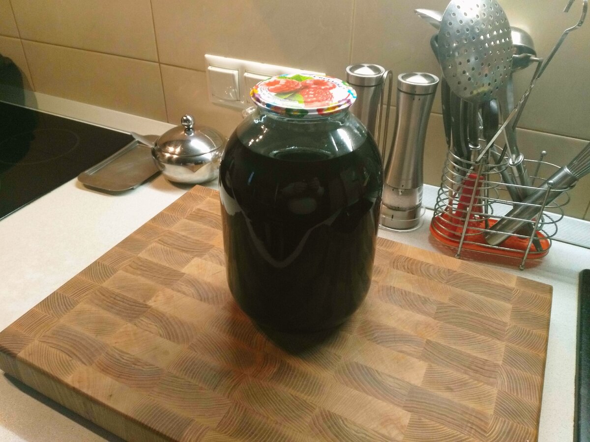 Я сделал сразу три литра. Интересно, кто-нибудь догадается, что это аналог вина.