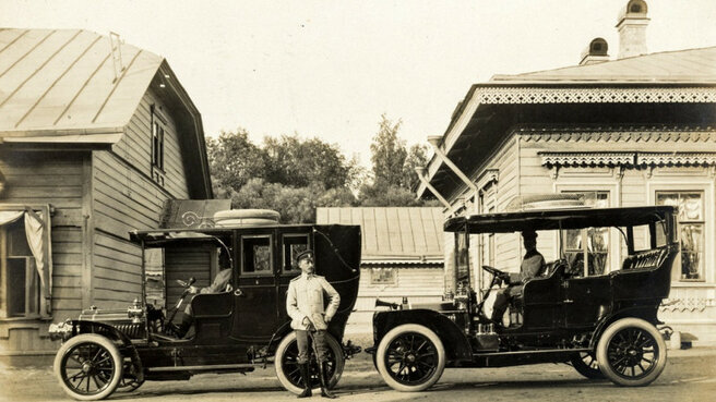 Граф Александр Дмитриевич Шереметев рядом с автомобилями Московский музей-усадьба «Останкино»