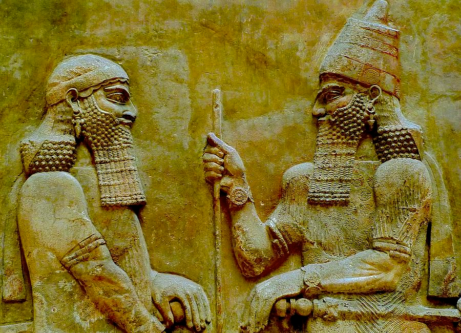 Сеннахериб справа. Фото взято из открытых источников.