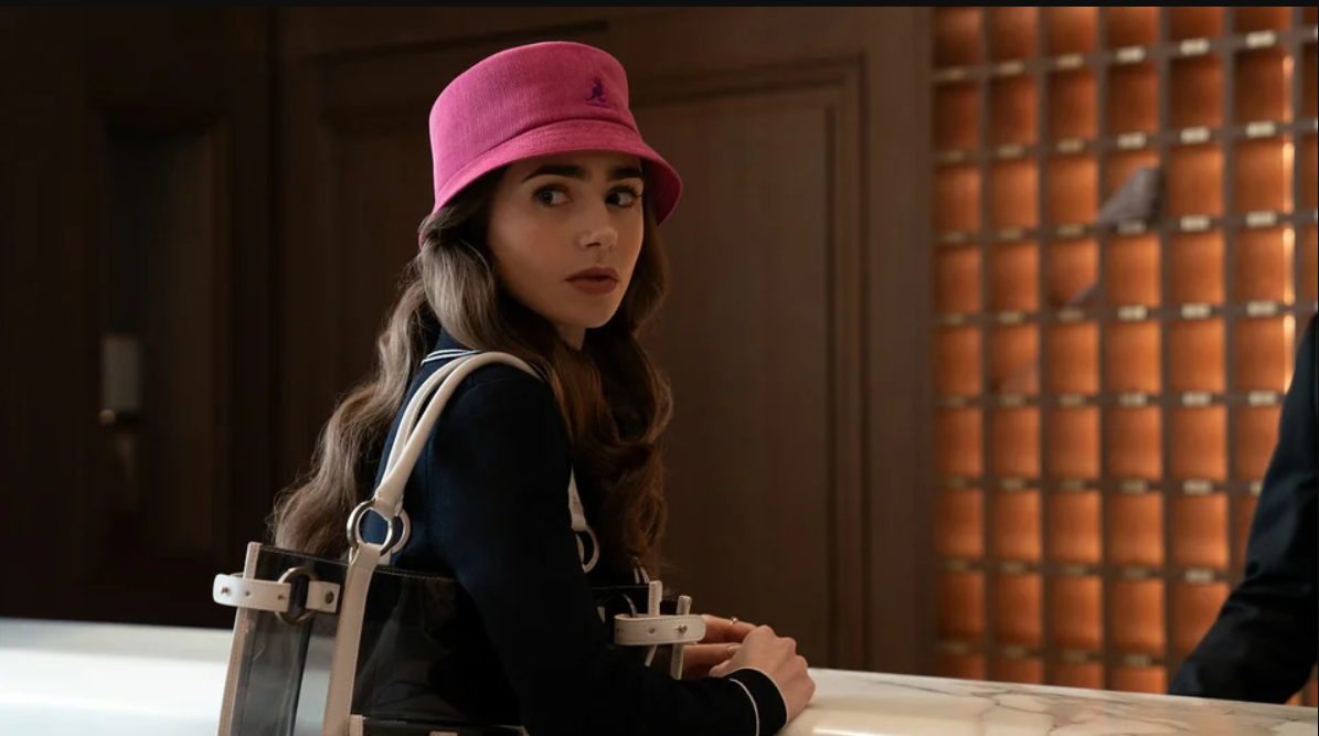 Кадр из сериала "ЭМИЛИ В ПАРИЖЕ"