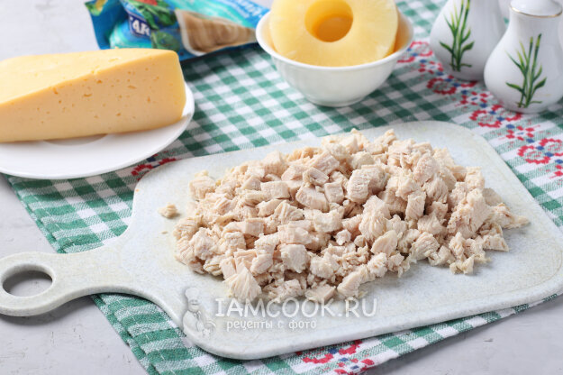 Отварное куриное мясо нарежьте. 