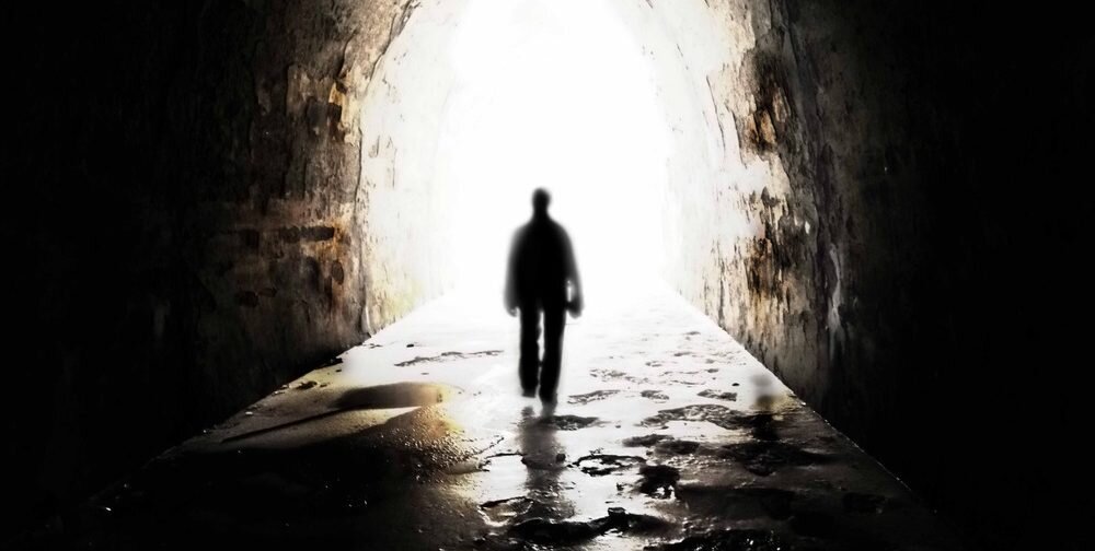 Переживания, связанные со смертью, могут проявляться по-разному. Ученые из Бельгии проанализировали, что чаще всего испытывают пациенты, пережившие клиническую смерть. Источник изображения: darakchidarakchi.uz