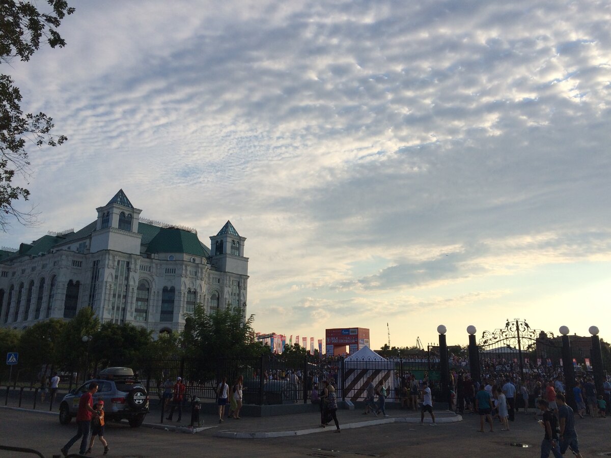 Театр оперы и балета в г. Астрахань. Именно на его площади состоялся старт гонки.