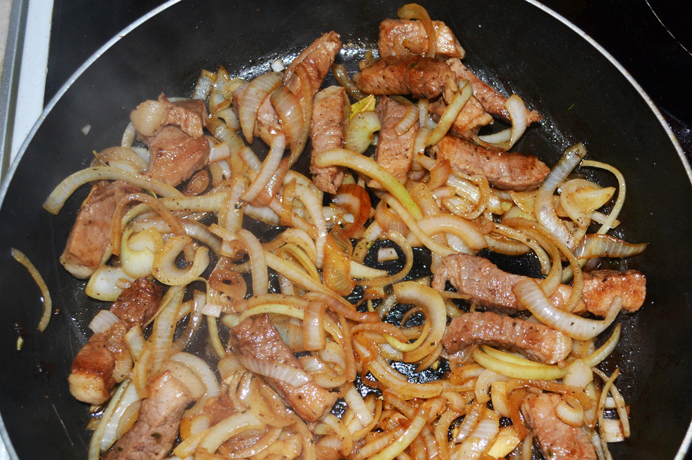 Источник: https://yandex.ru/images/search?cbir_page=similar&pos=0&cbir_id=3549551%2FziIMn_eba7m0lkBJj-So6g1540&img_url=https%3A%2F%2Ftopkulinar.com%2Fwp-content%2Fuploads%2F2020%2F08%2Fklassicheskij-befstroganov-iz-govjadiny-poshagovyj-recept-s-foto-7753f21.jpg&rpt=imageview