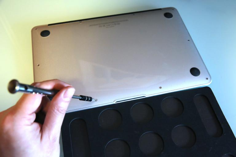 Как снять заднюю крышку MacBook Air 2022 (M2) - пошаговые действия с фото