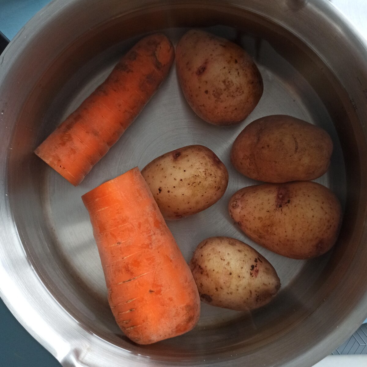 Я беру широкую кастрюлю, чтобы овощи можно было уложить в один слой. Воды наливаю побольше, потому что она выкипает.