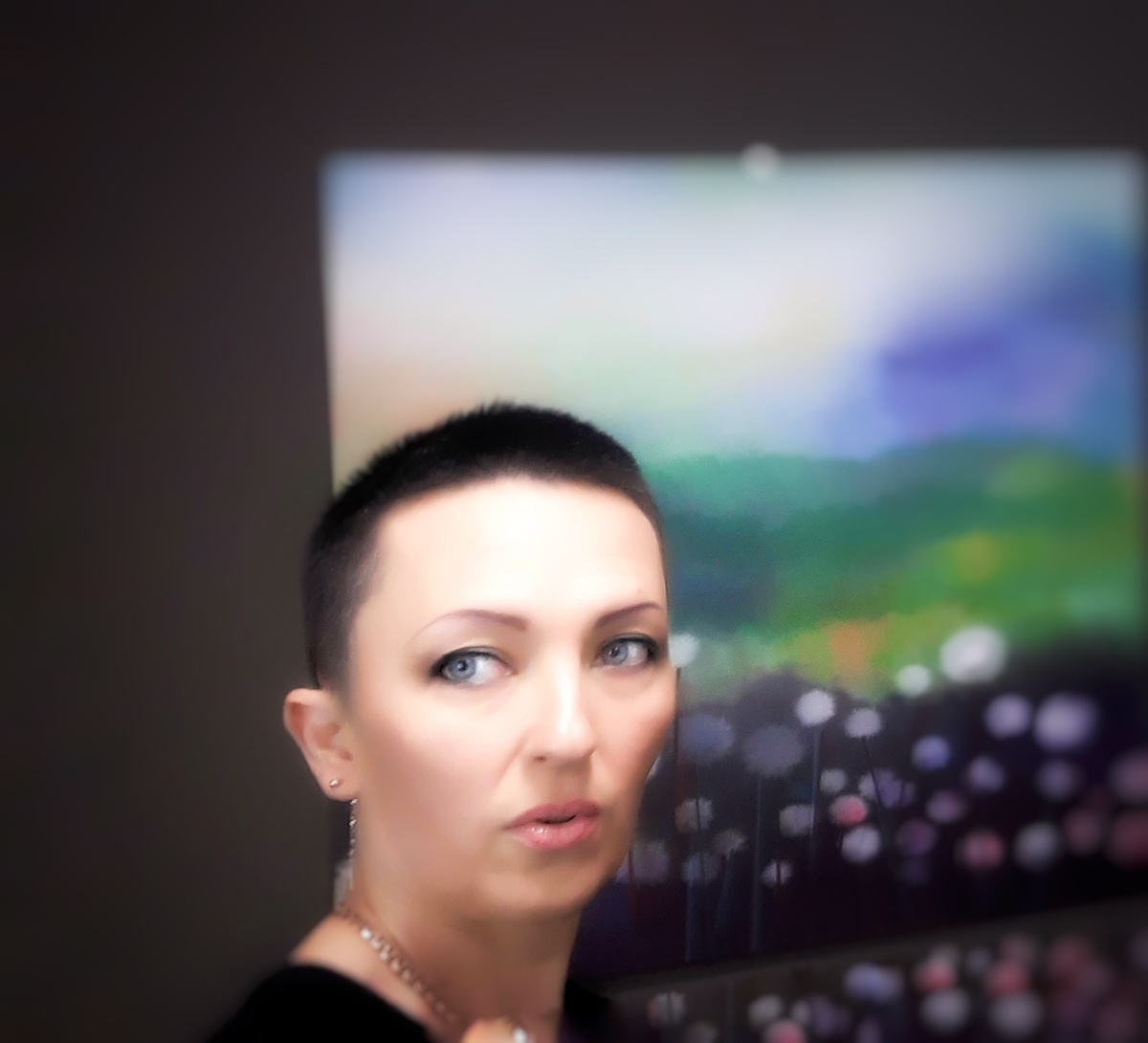 Зачем мне это, я же дома сижу 
Случалось ли тебе сталкиваться с такой ситуацией как у меня?

Вот вроде хочешь научиться чему-то новому. Понимаешь все выгоды после обучения, но боишься.

Боишься, что не справишься. Что это слишком сложно для тебя. Так вот именно так сейчас и происходит со мной.

Уже на протяжении нескольких месяцев не оставляет мысль, что упускаю драгоценное время. Пока я сижу и думаю, другие уже штурмуют и осваивают новые навыки.

Если подумать, то само слово "инвестиции" для меня звучало как-то пафосно. Я считала, что инвестициями занимаются исключительно крутики при деньгах. (как же я ошибалась)

Да и работа с Faberlic тоже раньше пугала, уже два года кайфую и не сложно совсем оказалось. 

Есть одна поговорка — "долго запрягает, да быстро едет". Так это про меня.

Вот и сейчас, уже в который раз пытаюсь взвесить и решить — нужно ли, справлюсь ли я...

Речь идёт об обучении новой профессии и мне страшно. В голове крутятся мысли типа —"сейчас вкачаешь бабла за обучение, а толку не будет и что тогда".

С другой стороны — не попробуешь не узнаешь. В общем капец какой-то. 

Так мало того, если бы ещё не моё убеждение — если не развиваешься, значит деградируешь.

Да я домохозяйка, но я же вроде как не обязана забить на своё развитие, или нахер надо... Вот теперь сиди и мучайся.

Как считаешь стоит ли заморачиваться или плюнуть да успокоиться?
