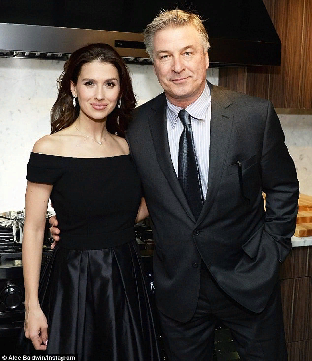 Александр Рей Болдуин III  – американский актёр, писатель, продюсер, комик и политический активист американских демократов, и его американская/испанская жена Хилари/Хилария Болдуин