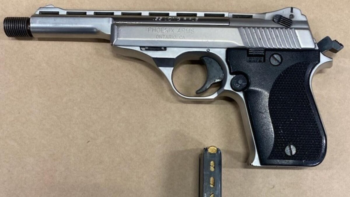 Заряженный, серебряный пистолет Феникс, который был изъят. Изображение. Полиция Нового Южного Уэльса