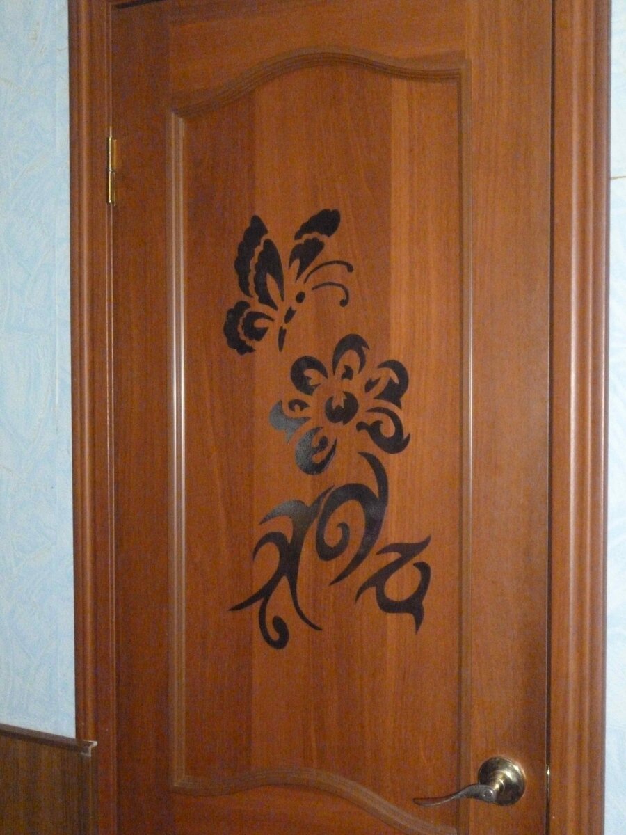 Декор двери: популярные и оригинальные способы (22 фото)
