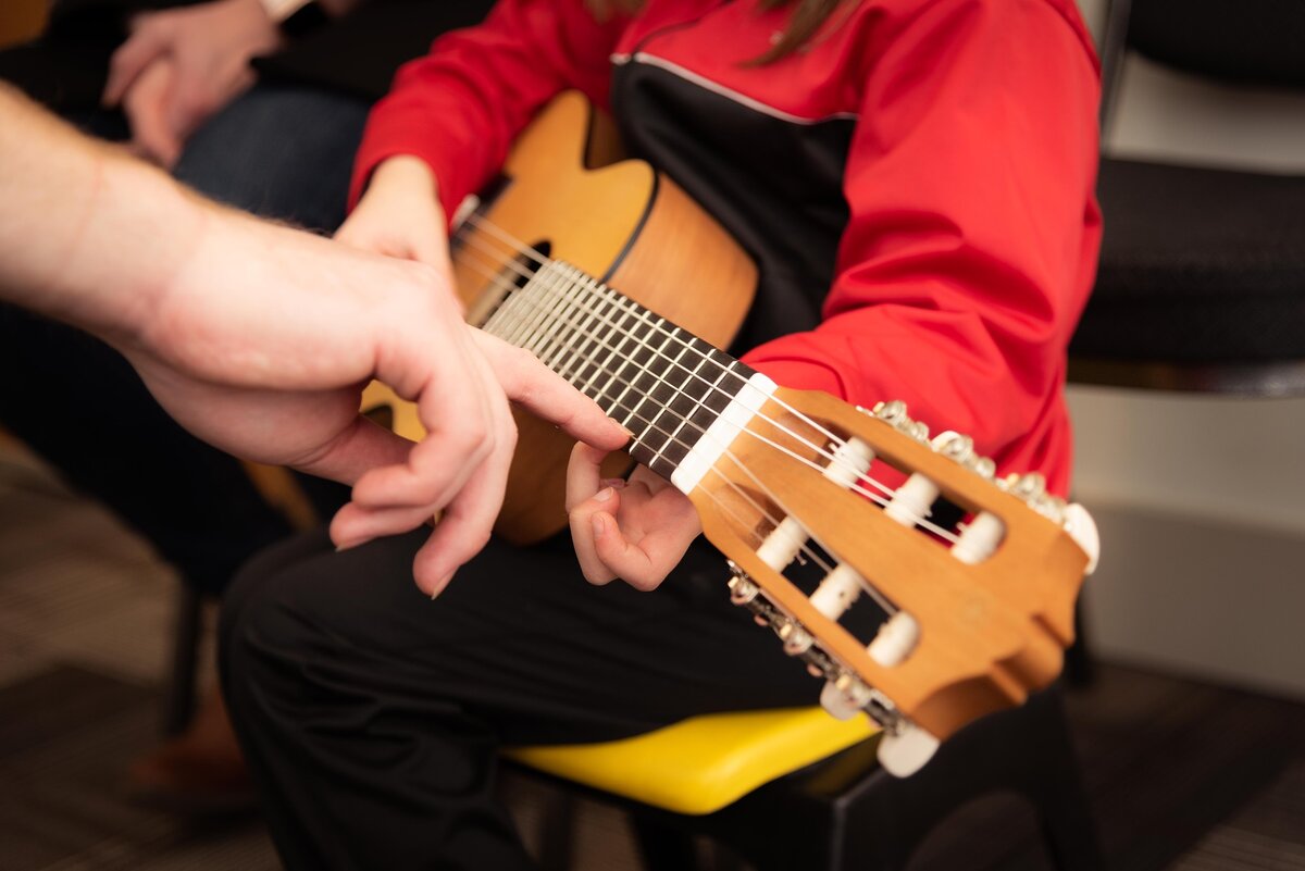 play the guitar - играть на гитаре