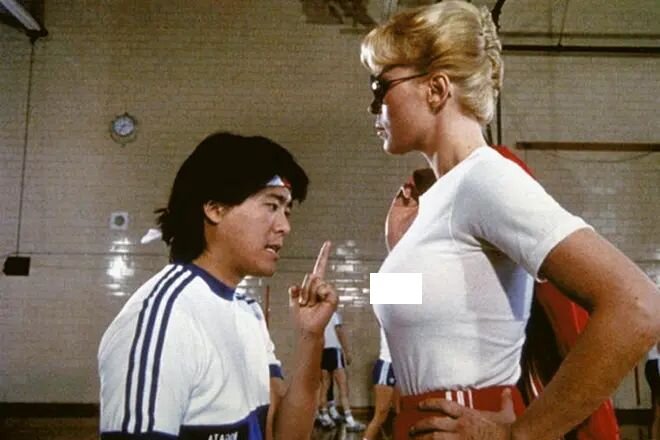 Актриса, кстати, не такая уж и высокая, как кажется из этой сцены — 173 см. Да и в жизни ведёт себя гораздо скромнее.