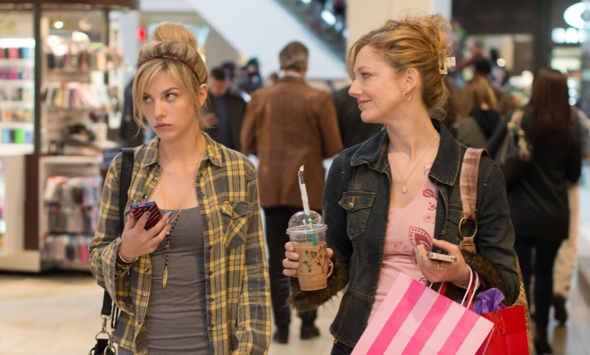 В роли мамы заметная актриса Джуди Грир, Ханну сыграла Оливия Крочиккия