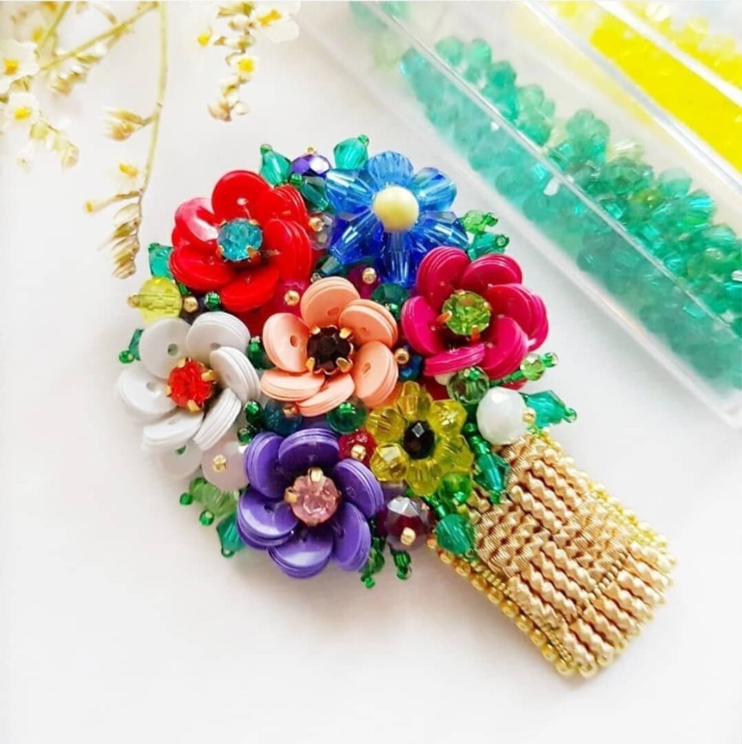 Брошь Букет выполнена мной на заказ. Ты можешь сделать такую же сама, купив мой мастер-класс с подробным описанием и набором готовых материалов.