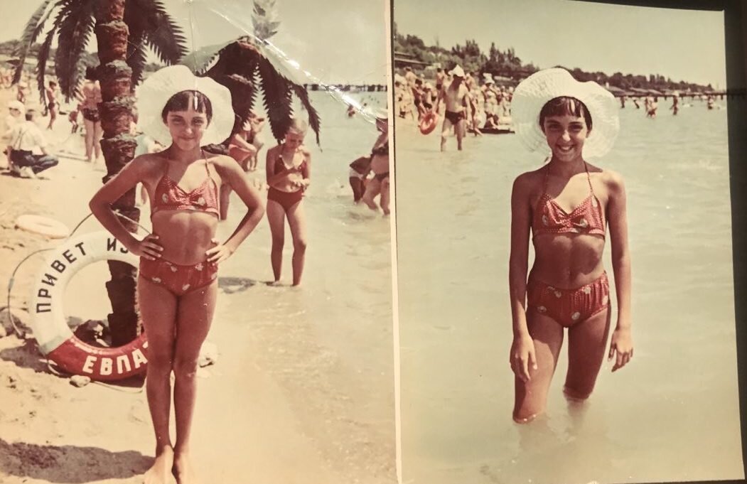 Вот тут девочка после комы. В ноябре она осиротела, а в июле смеется у моря. Жизнь вся ещё скручена в спираль. Смейся, Ася. Потом наплачешься.