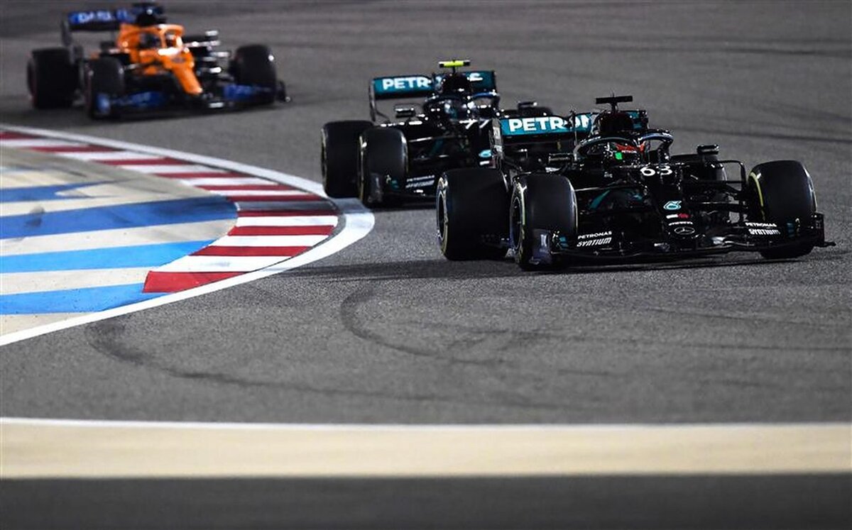 Источник: https://formula1news.co.uk. Расселл в своём дебюте опережает опытного Вальтери Боттаса и лидирует на протяжении 2/3 гонки.