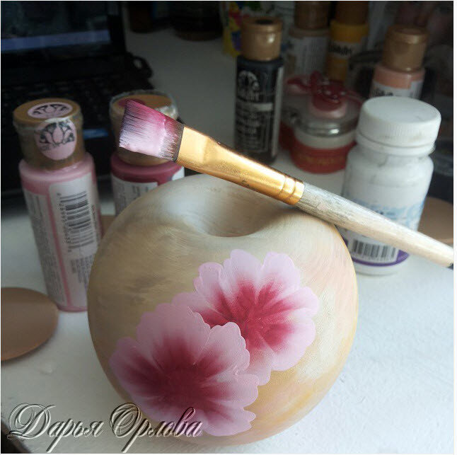 процесс росписи деревянной шкатулки в технике двойного мазка