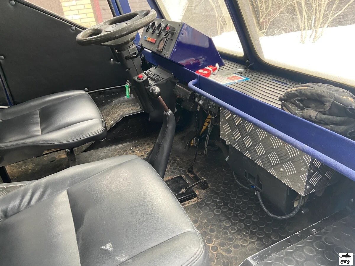 Кабина напоминает тракторную. Зато печка мощная и места много! Фото с сайта объявлений auto.ru